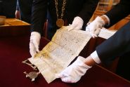 Univerzita Karlova získala ze soukromé sbírky dvě vzácné písemnosti. Jde o pergamenové listiny z roku 1347, dokládající papežský souhlas se založením vysokého učení v Praze. Oba dokumenty mají mimořádný význam pro českou vzdělanost a kulturu.2