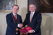 Prezident SR Andrej Kiska převzal zlatou pamětní medaili UK