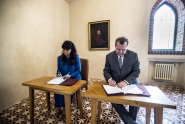 Podpis memoranda mezi UK a UNICEF - Ing. Pavla Gomba, výkonná ředitelka české pobočky UNICEF a rektor UK prof. Tomáš Zima