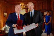 Liechtenstein Vaduz Auszeichnung Karls Universitaet Fuerst Hans-Adam II. von Liechtenstein